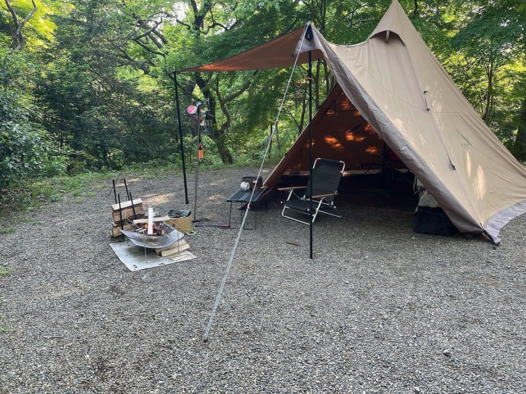 テント キャンプ アウトドア ピンバッジ ピンズ ブローチ 可愛い