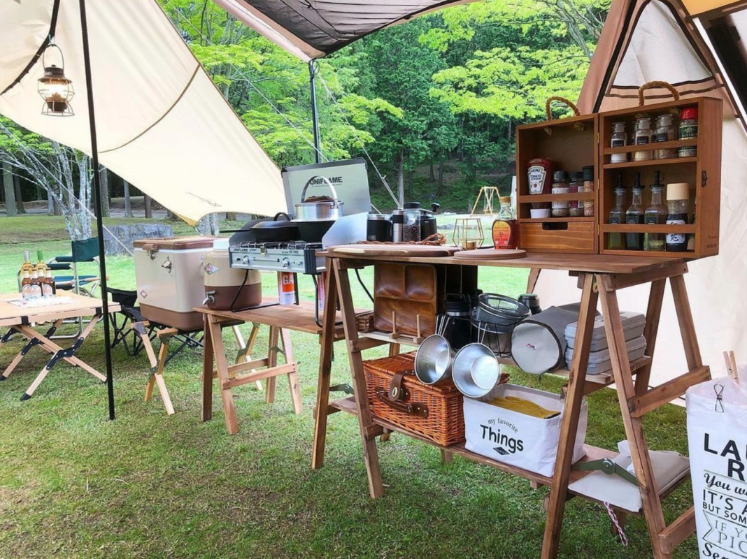 キャンプのキッチン事情！キッチンのレイアウトに必要なアイテムを紹介 Arizine(アリジン)