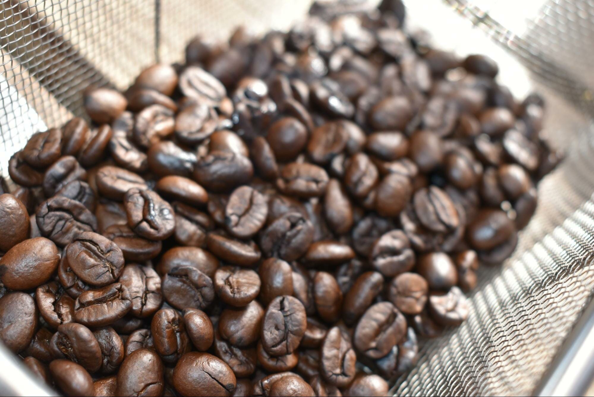 プロ直伝】キャンプでコーヒー豆を焙煎する方法！生豆からローストしたてのコーヒーは至高の味 - Arizine(アリジン)